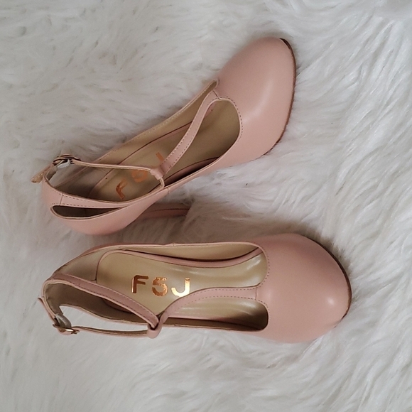 *RARE SIZE 4.5* FSJ Baby Pink T-Strap Heels - Picture 1 of 5